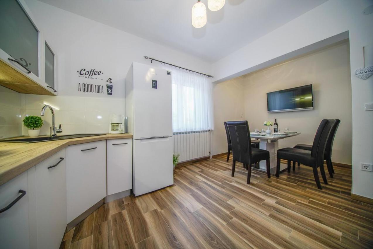 Apartman Mate Splitska Exterior foto